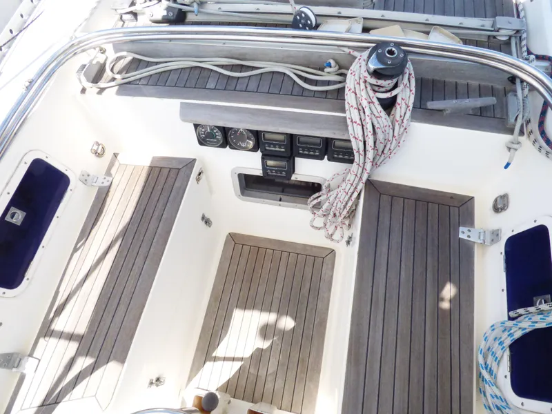 Midships cockpit