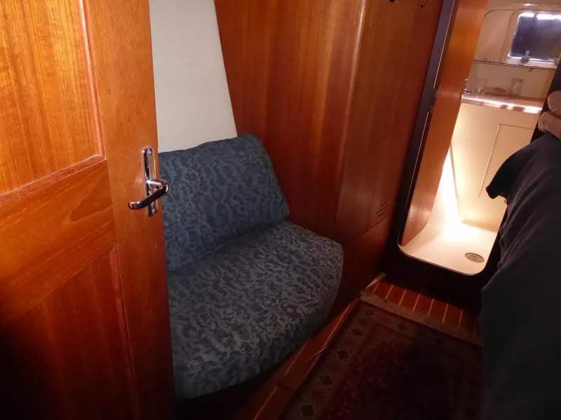 Guest cabin seat