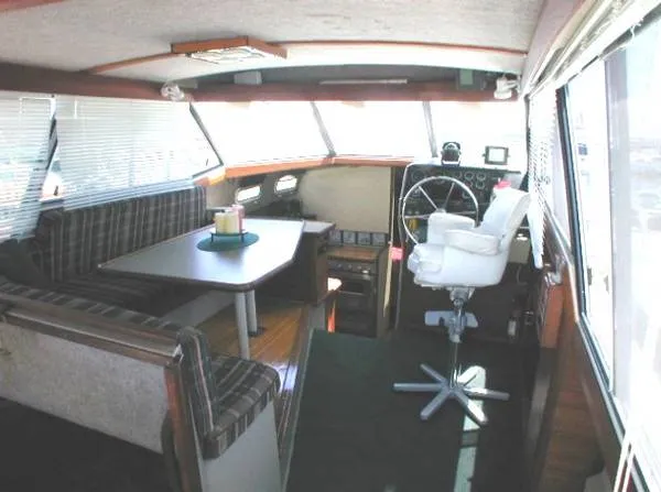 1984 Bayliner 3270 Explorer