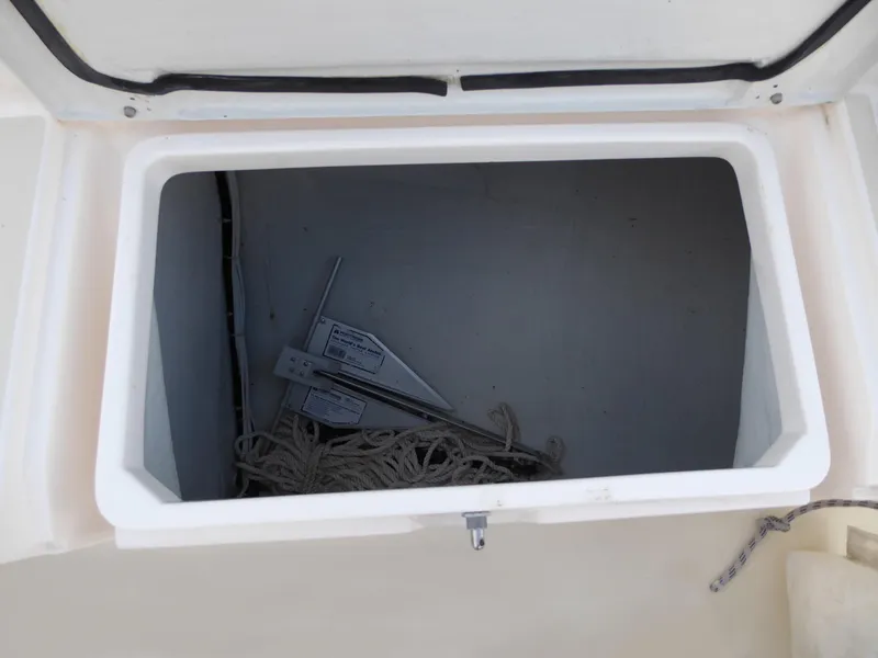 Cockpit locker (starboard)