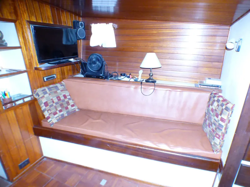 3-Person Settee in Salon
