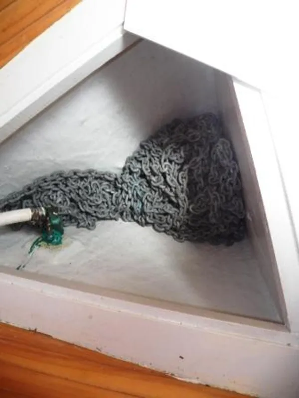 CHAIN LOCKER UNDER FWD BERTH