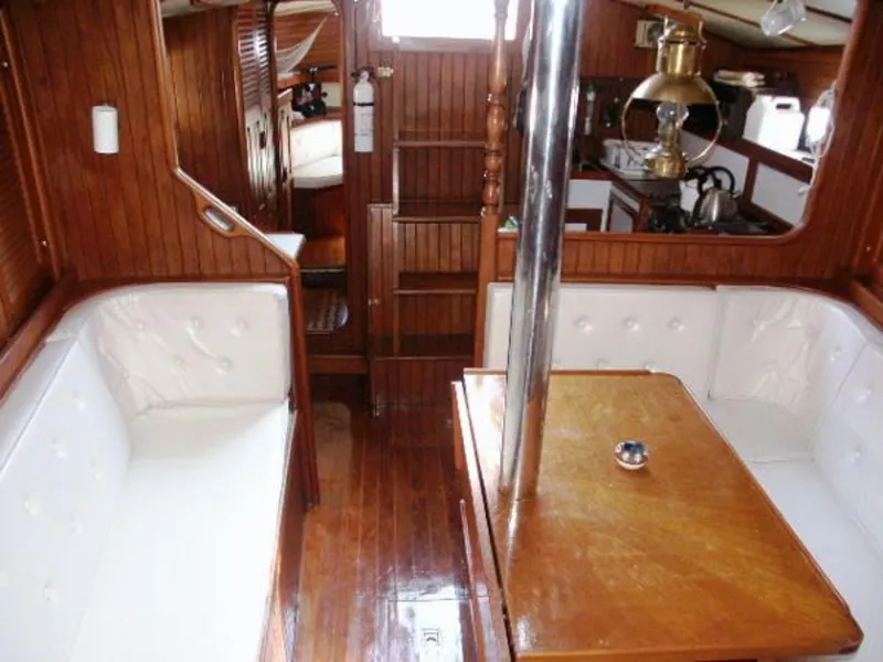 SALON LOOKING AFT