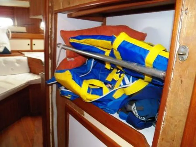WALKWAY TO AFT CABIN SAFETY GEAR