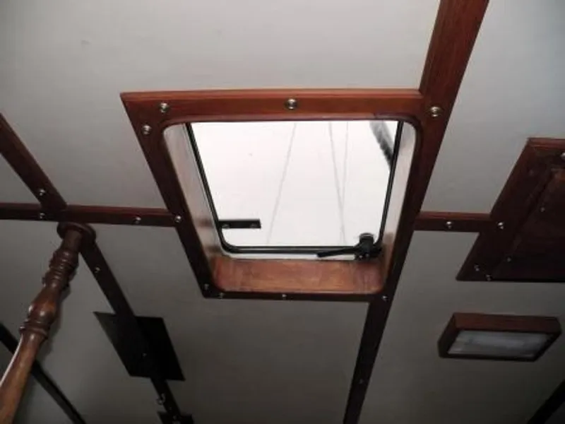 SALOON OVERHEAD HATCH