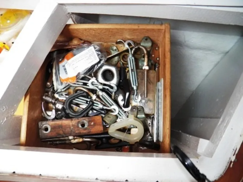 DRAWERS UNDER FORWARD VEE BERTH