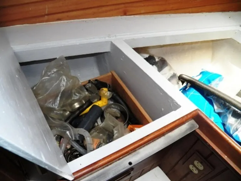MORE DRAWERS UNDER BERTH FWD.