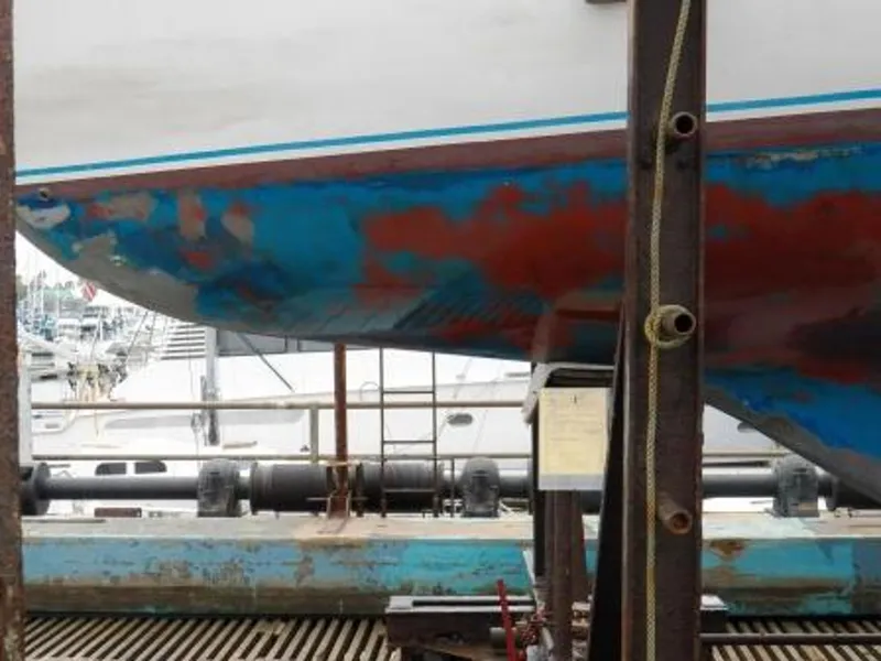 FWD BOW END OUT OF WATER