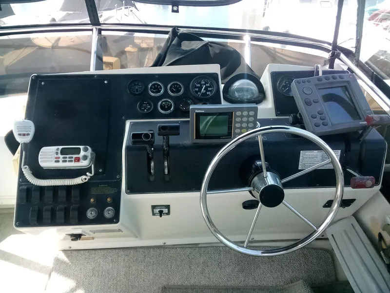 1995 Carver 325 Aft Cabin Motor Yacht