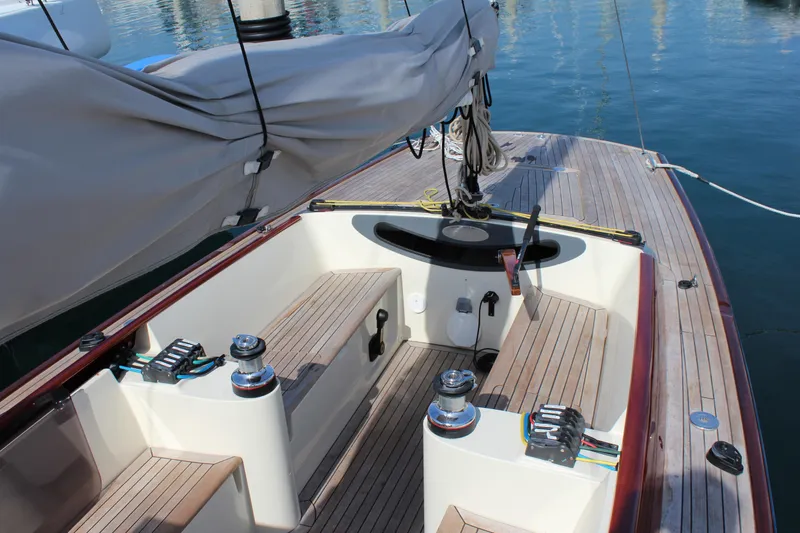Cockpit to stern