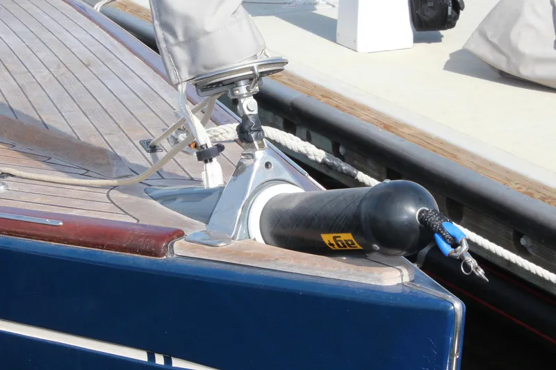 Retractable bowsprit