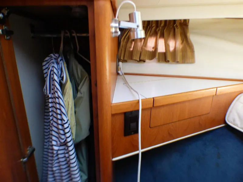 Hanging closet