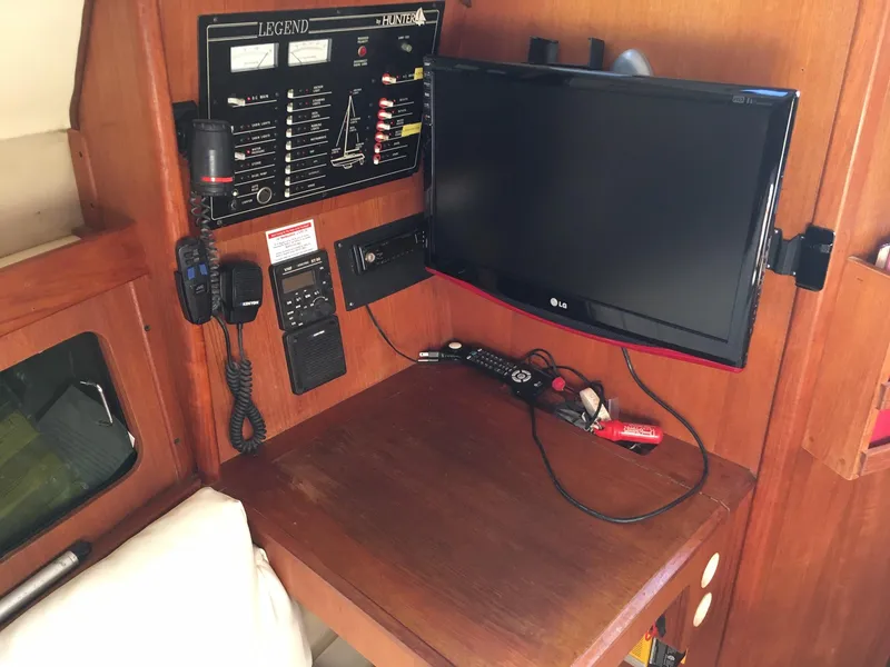 1990 Hunter 35.5