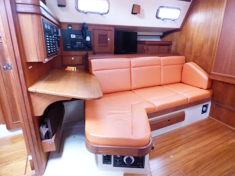 Nav table & lounge