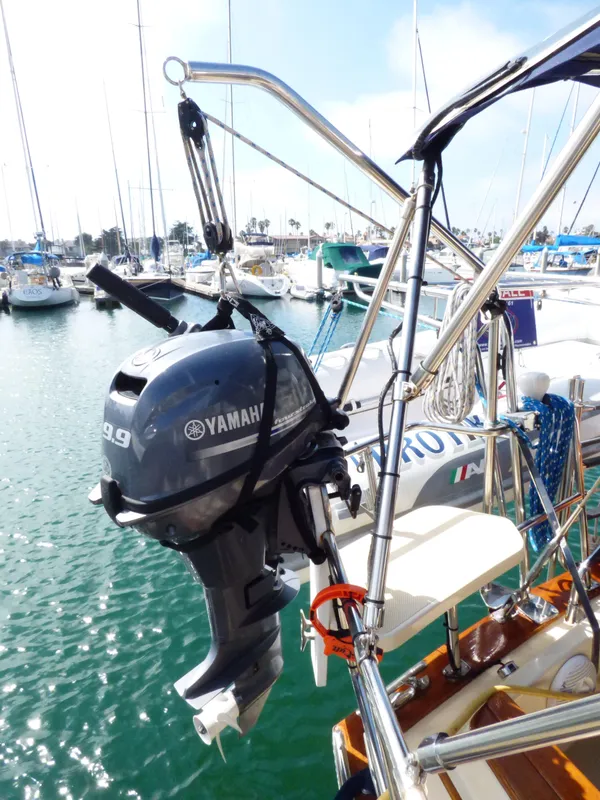 9.9hp O/B & hoist