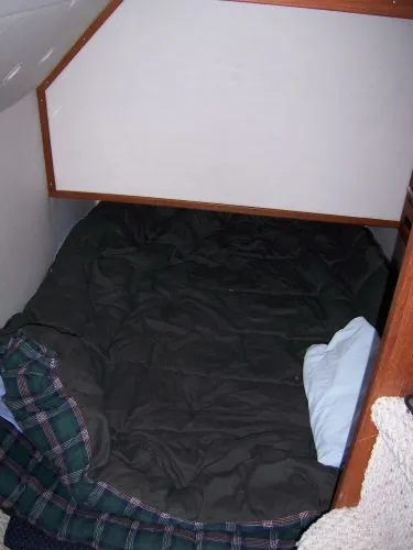Entry to Mid-Cabin Berth