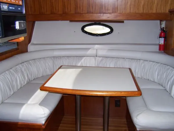 Dinette to starboard