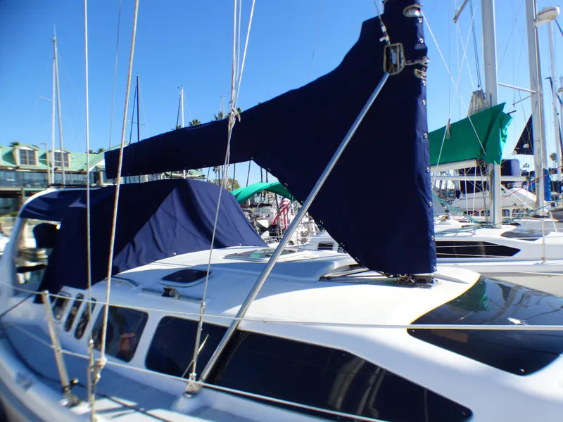 1998 Hunter 34 sailboat docked with blue covers.