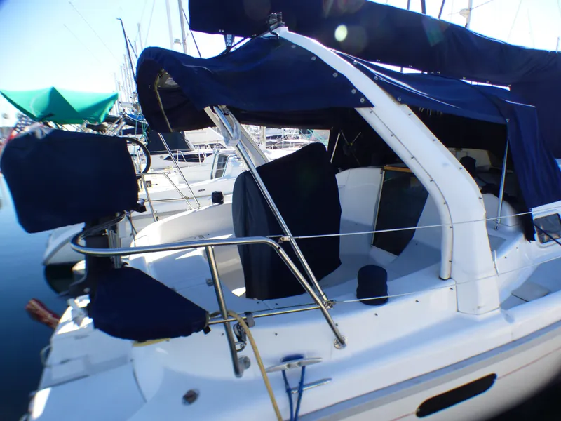 1998 Hunter 34 sailboat docked at marina.