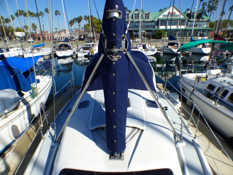 1998 Hunter 34 sailboat docked in marina, surrounded by other boats.