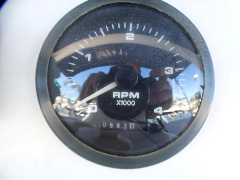 1998 Hunter 34 tachometer displaying 9939 RPM.