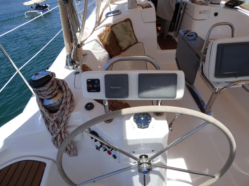 Port helm with elect primary winch