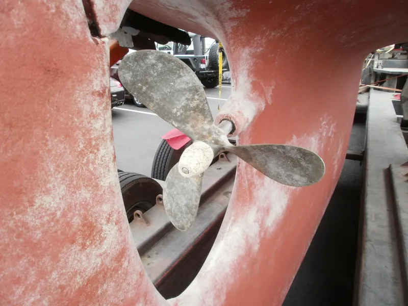 Propellor and arpeture for prop
