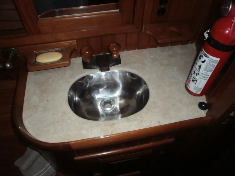 Head vanity and sink