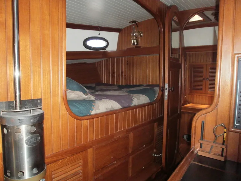 Port side pullman berth lookint to head