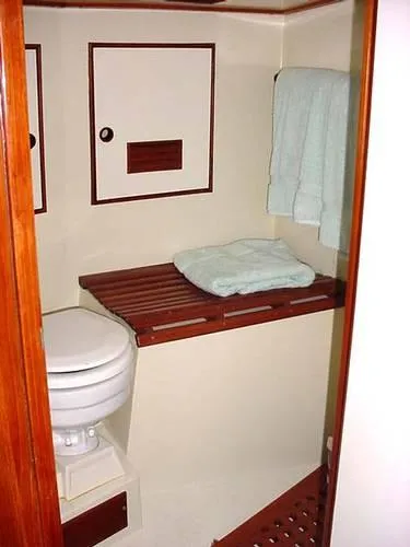 Aft head/shower