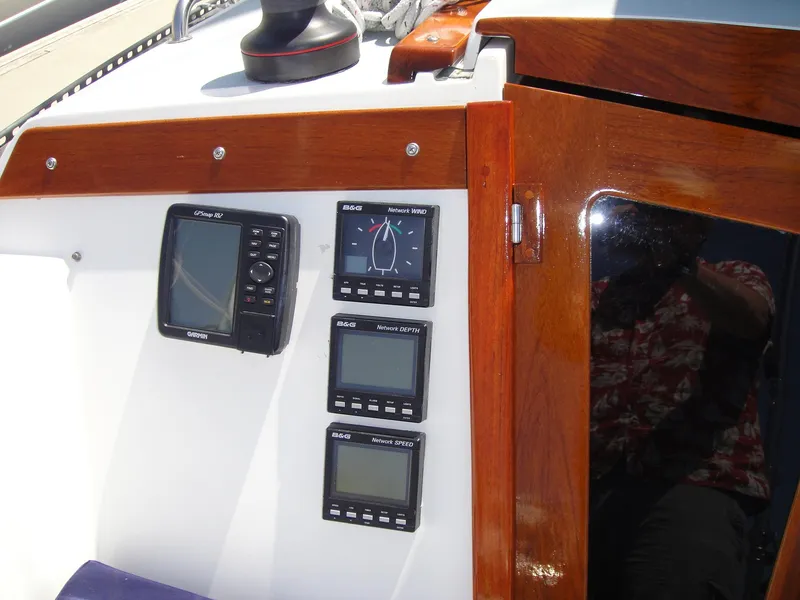 PORT SIDE INSTRUMENTS - GPS