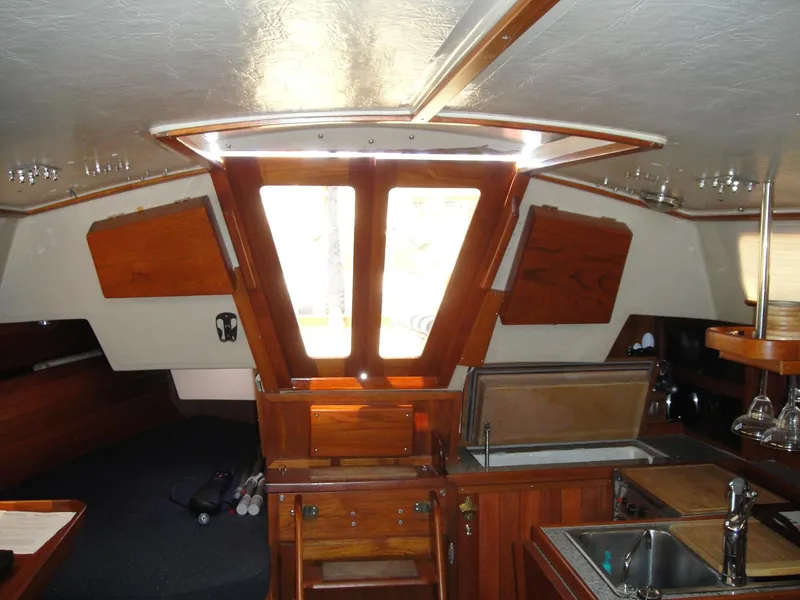 SALON LOOKING AFT