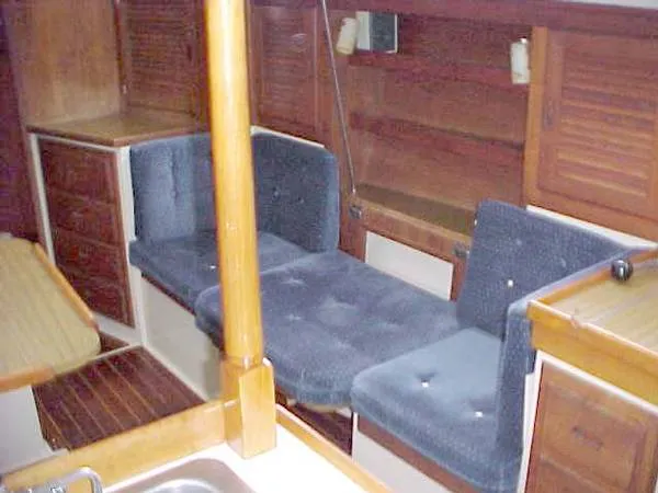 salon (starboard)