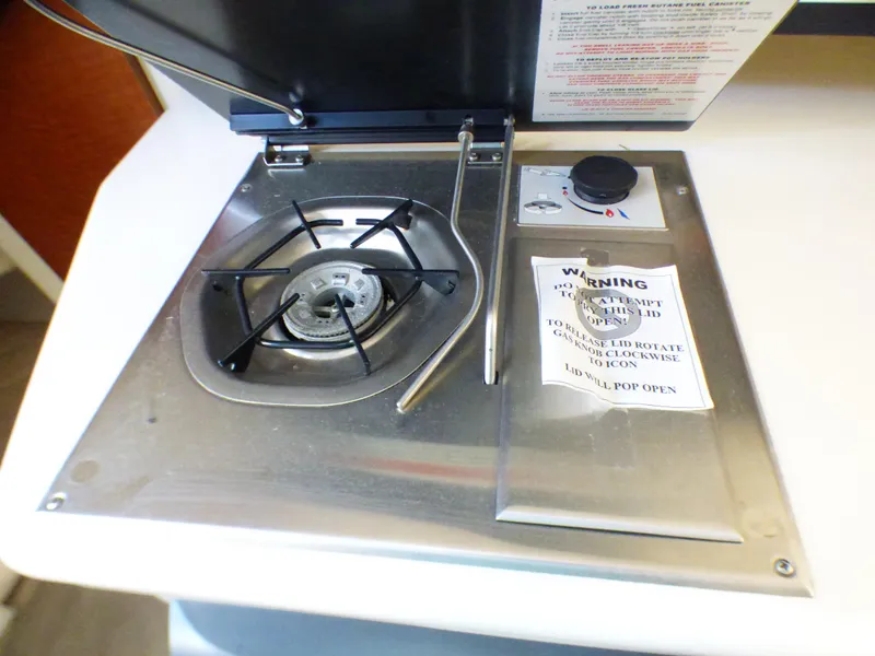 2003 Sea Ray 260 Sundancer stove with single burner and control knob.