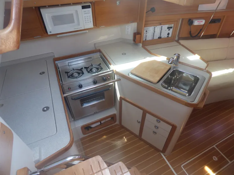 2005 Catalina 320