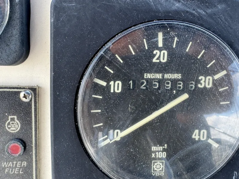 Engine hour meter of 1999 McKinna 47 Sedan showing 1259.86 hours.