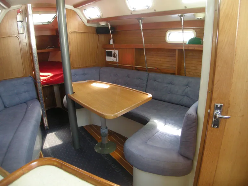 Starboard dinnette