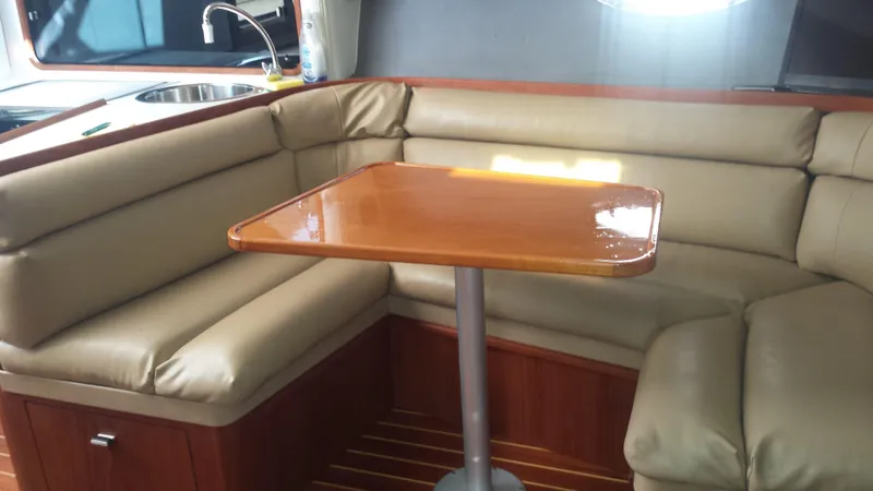 Dinette in Salon (Portside)