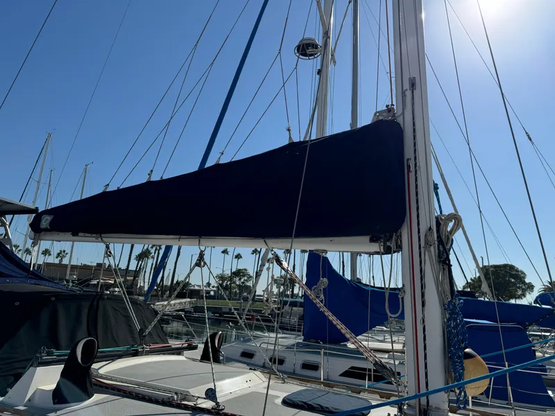 1989 Catalina Sloop sailboat docked under clear blue sky.