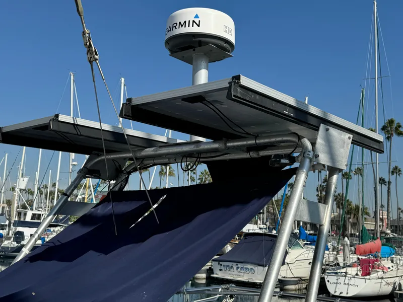 Catalina Sloop 1989 with Garmin radar and solar panels in marina setting.