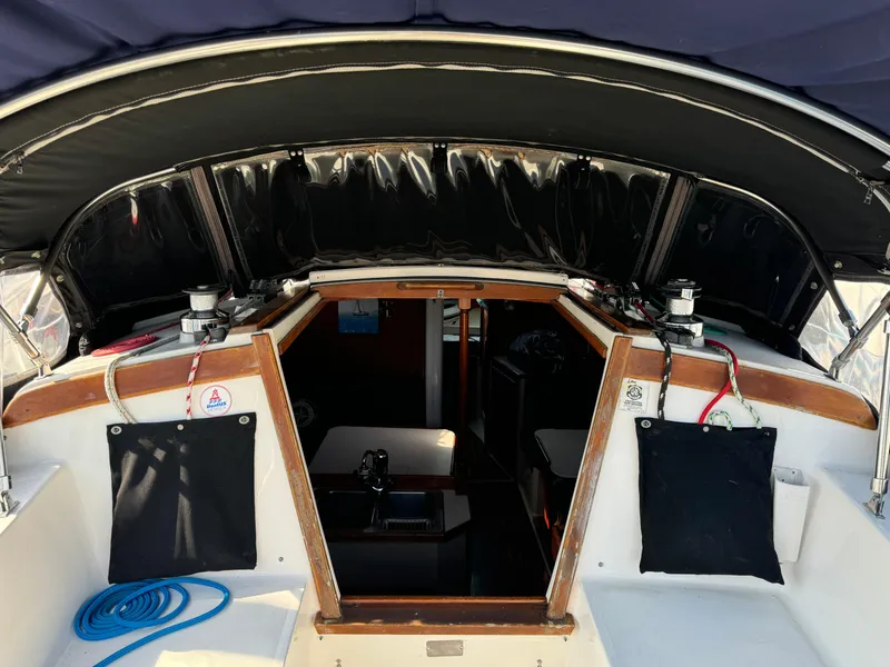 1989 Catalina Sloop cockpit with open cabin entrance, featuring nautical equipment and seating.