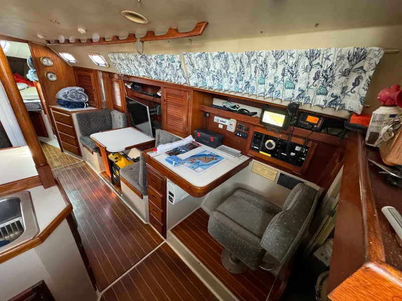 1989 Catalina Sloop interior with navigation station, dining area, and wood accents.