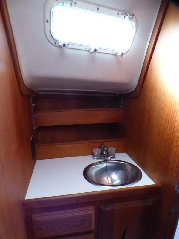 1982 Islander Bahama 30
