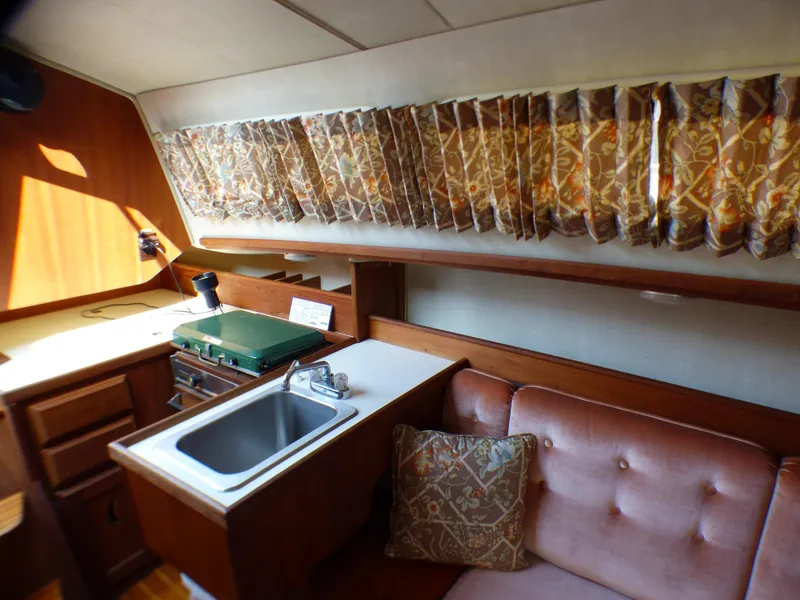 1982 Islander Bahama 30