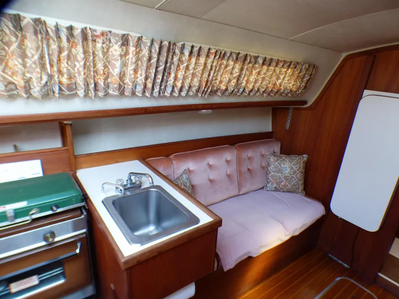 1982 Islander Bahama 30