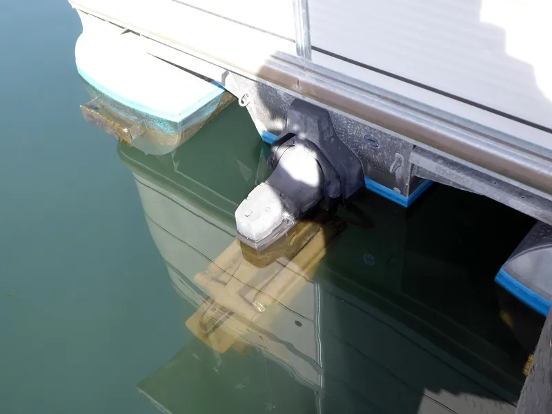 2005 Sun Tracker PARTY BARGE