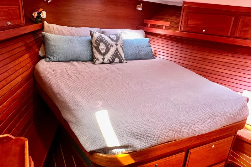 Cozy cabin bedroom in 2016 Sabre 38 Salon Express yacht with wooden interior.