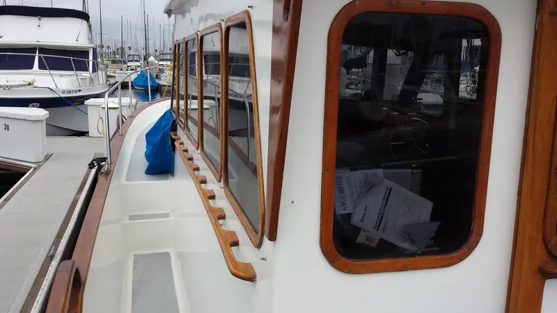 full walk around access, with teak hand rails