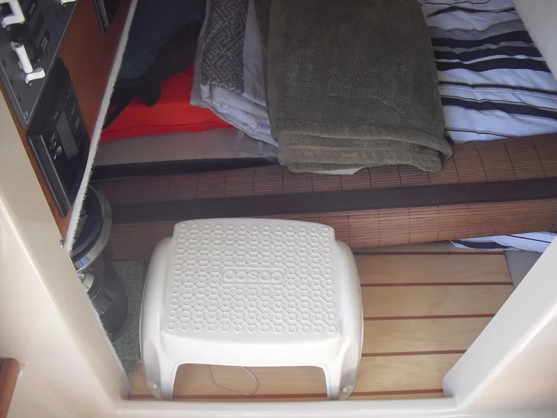 Mid cabin