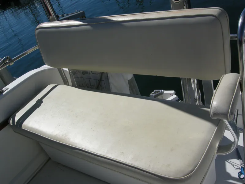 Upper helm seat
